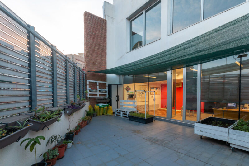 Terraza junto a la sala en la Escola Ton i Guida